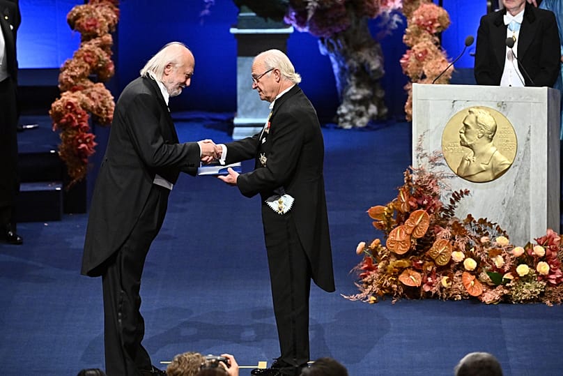 Krasznahorkai László, író átveszi az arany plakettet