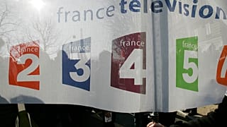 عمال التلفزيون يتظاهرون حاملين لافتة في باريس، يوم الأربعاء 13 فبراير 2008.