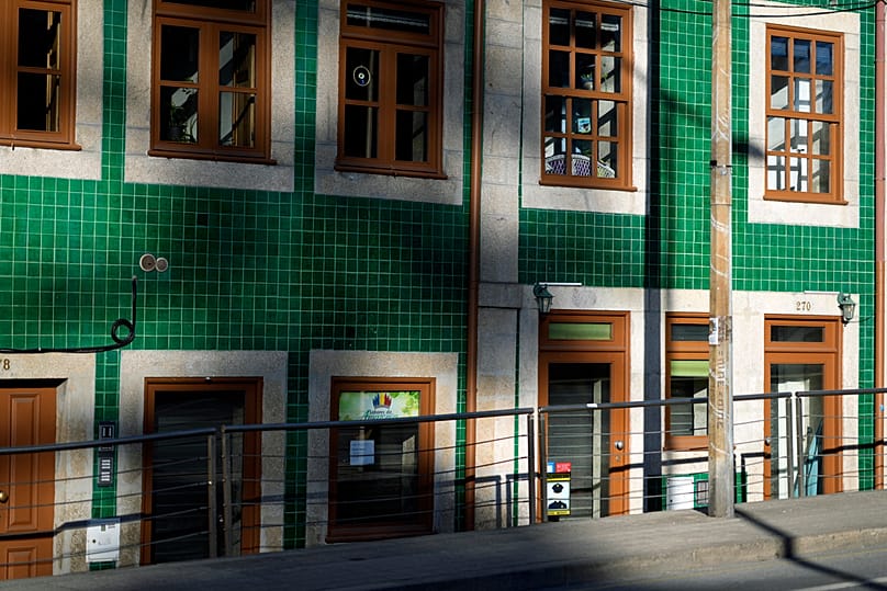 Fachada de edifício revestida com azulejos no Porto, Portugal, sexta-feira, 24 de fevereiro de 2023
