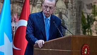 الرئيس التركي رجب طيب أردوغان يستمع أثناء حديث الرئيس الصومالي حسن شيخ محمود خلال مؤتمر صحفي مشترك في إسطنبول،