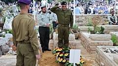 رئيس أركان الجيش الإسرائيلي يضع إكليلًا على قبر الجندي هدار جولدين خلال جنازته في كفار سابا، 11 نوفمبر 2025.