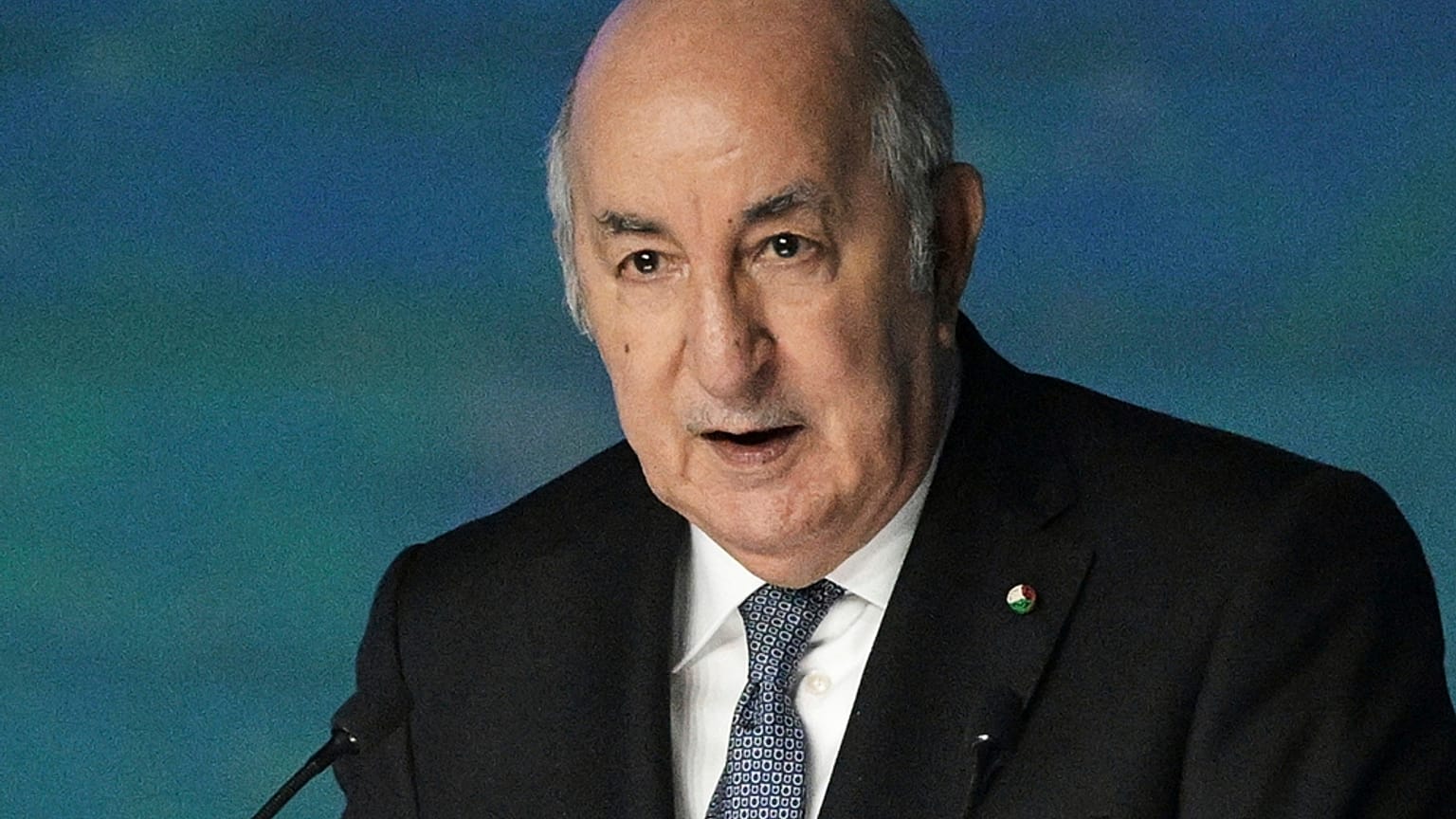  يخاطب الرئيس الجزائري عبد المجيد تبون جلسة عامة ضمن منتدى سانت بطرسبرغ الاقتصادي الدولي في سانت بطرسبرغ