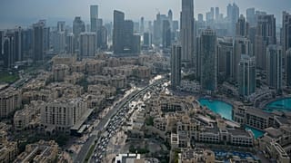 Des véhicules traversent Dubaï, 31 décembre 2024