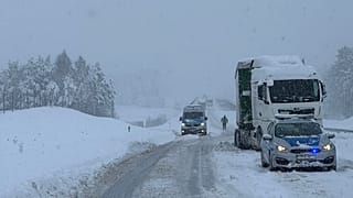 Zablokowana droga DK51 w okolicach miejscowości Gryźliny w kierunku Warszawy