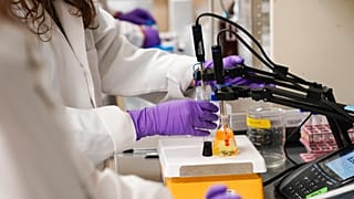 Un investigador analiza una muestra de agua para detectar PFAS, el martes 14 de febrero de 2023.