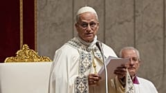 Papa 14. Leo, Vatikan'daki Aziz Petrus Bazilikası'nda ilk Vespers ve 'Te Deum' ayinini yönetmek üzere gelirken, 31 Aralık, 2025