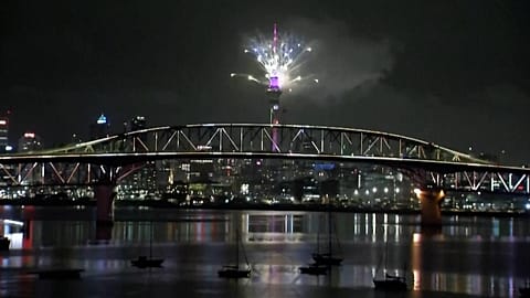 كانت أوكلاند في نيوزيلندا أول مدينة تستقبل عام 2026، مع عروض ألعاب نارية من برج "سكاي تاور" رغم هطول أمطار متواصلة، في الأول من يناير 2026.