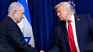  صافح الرئيس دونالد ترامب رئيس الوزراء الإسرائيلي بنيامين نتنياهو خلال مؤتمر صحفي في منتجع مارالاغو، يوم الاثنين 29 ديسمبر 2025، في بالم بيتش، فلوريدا. 