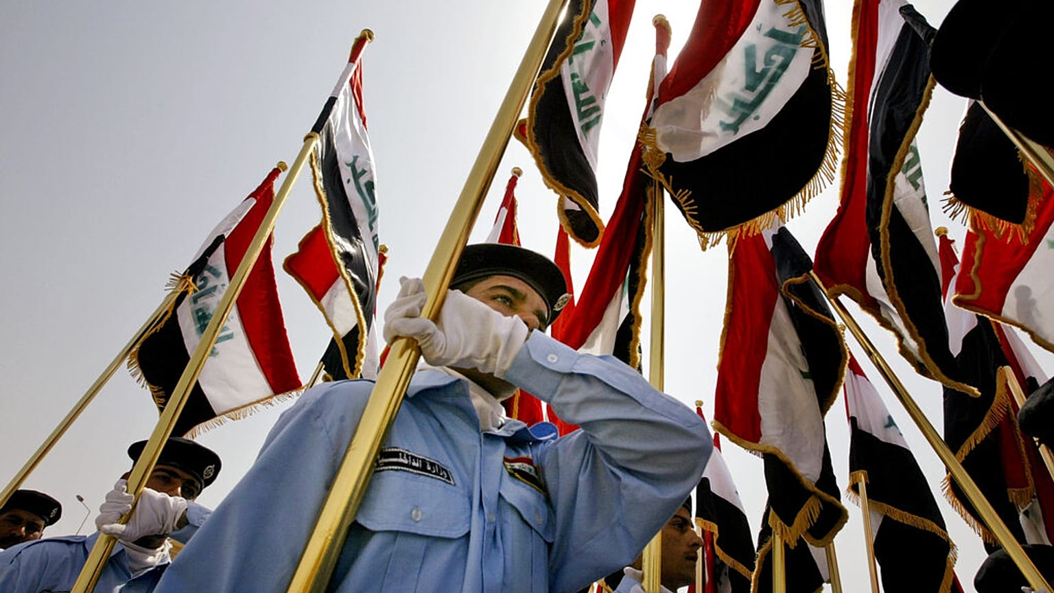  استعرضت قوات الأمن العراقية حاملةً الأعلام العراقية خلال مراسم تسليم السلطة في مقر الحكومة بالرمادي، عاصمة محافظة الأنبار، يوم الاثنين 1 سبتمبر/أيلول 2008.