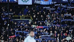 Adeptos seguram cachecóis para apoiar as suas equipas antes do jogo da fase de abertura da Liga dos Campeões entre o Club Brugge e o Arsenal em Bruges, 10 de dezembro de 2025