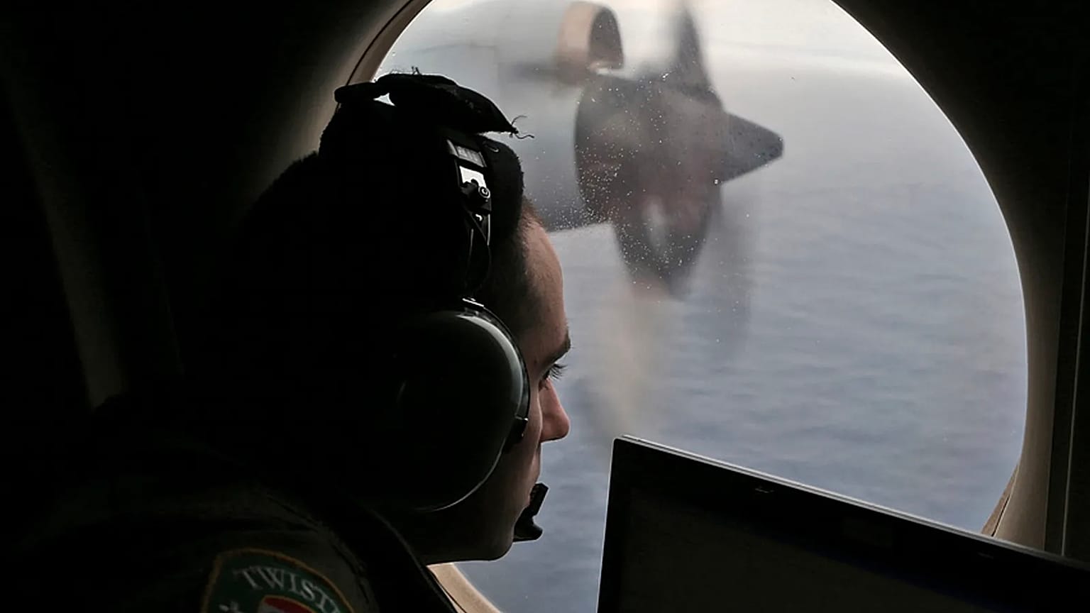 ARŞİV - Uçuş subayı Rayan Gharazeddine, bir arama sırasında Avustralya Kraliyet Hava Kuvvetleri AP-3C Orion'undan Avustralya açıklarında Hint Okyanusu'nun güneyini tarıyor.