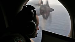 ARŞİV - Uçuş subayı Rayan Gharazeddine, bir arama sırasında Avustralya Kraliyet Hava Kuvvetleri AP-3C Orion'undan Avustralya açıklarında Hint Okyanusu'nun güneyini tarıyor.