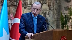  يستمع الرئيس التركي رجب طيب أردوغان إلى الرئيس الصومالي حسن شيخ محمود أثناء حديثه خلال مؤتمر صحفي مشترك في إسطنبول، تركيا، يوم الثلاثاء 30 ديسمبر/كانون الأول 2025. 