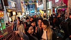 Menschen machen Selfies in Lan Kwai Fong, um den Beginn des Jahres 2026 im Bezirk Central in Hongkong zu feiern, 31. Dezember 2025