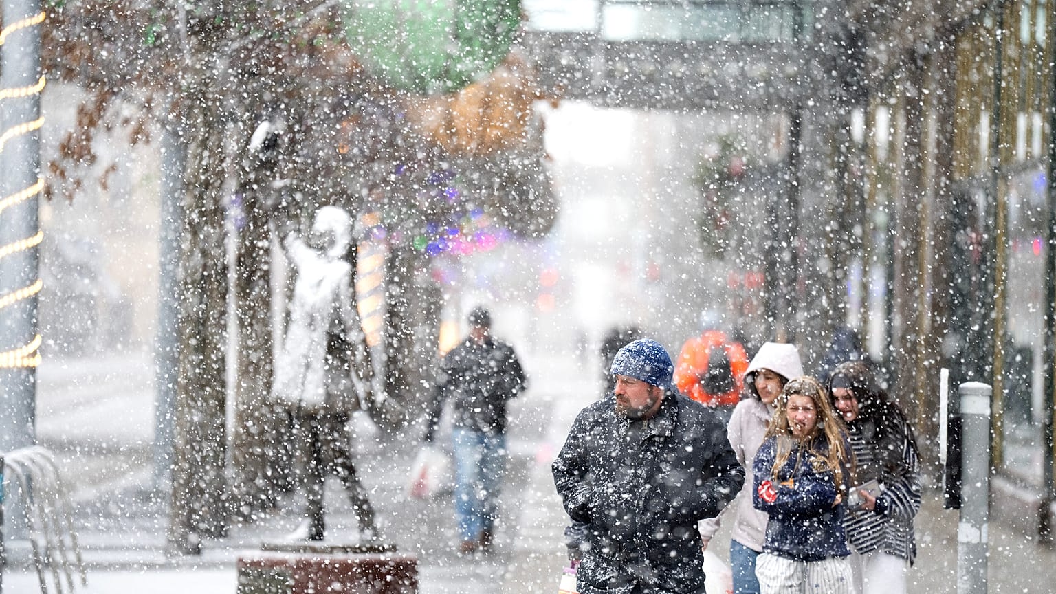 Schwerer Schneefall fällt entlang der Nicollet Mall am Sonntag, den 28. Dezember 2025 in Minneapolis."*