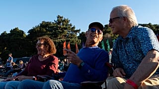 Christy Morrill (Mitte), der durch Autoimmunenzephalitis viele Erinnerungen verlor, besucht mit seiner Frau und einem Freund ein Konzert in Woodside, Kalifornien,