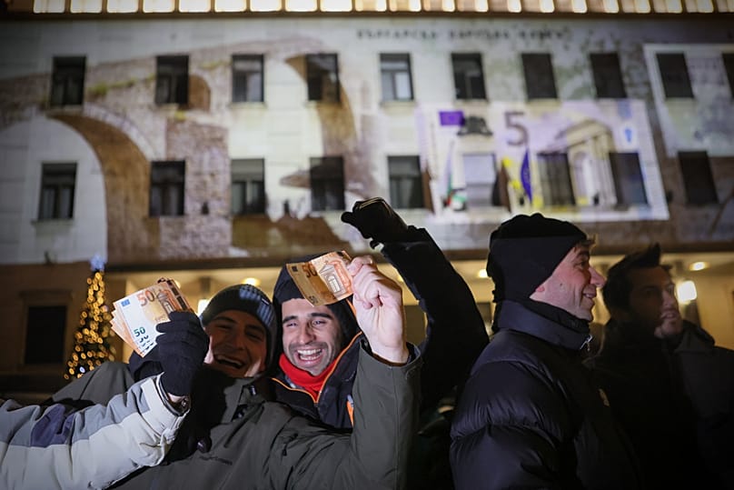 Βούλγαροι κρατάνε χαρτονομίσματα των 50 ευρώ