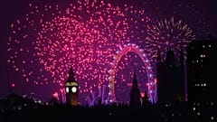 Am Donnerstag, dem ersten Januar 2026, erleuchtet im Zentrum Londons ein Feuerwerk den Himmel. Die Stadt begrüßt das neue Jahr.