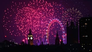 Los fuegos artificiales iluminan el cielo en el centro de Londres para celebrar el Año Nuevo, el jueves, 1 de enero de 2026.