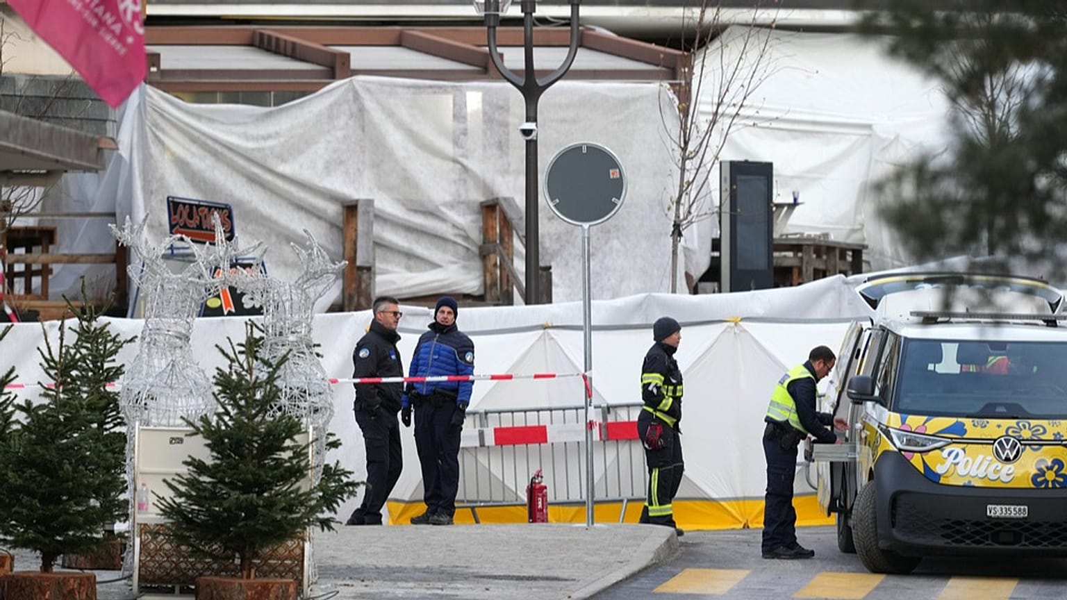 Les site de l'incendie meurtrier à Crans-Montana, Suisse, le 2 janvier 2026.