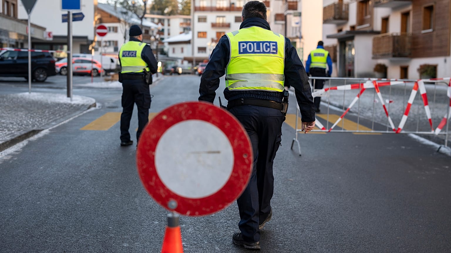 Policja sprawdza miejsce, gdzie wybuchł pożar w barze i salonie Le Constellation, w Crans-Montana w Alpach Szwajcarskich, 1 stycznia 2026 r.