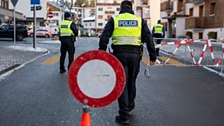 Policja sprawdza miejsce, gdzie wybuchł pożar w barze i salonie Le Constellation, w Crans-Montana w Alpach Szwajcarskich, 1 stycznia 2026 r.