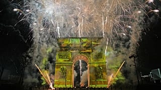 Uno spettacolo di luci viene proiettato sull'Arco di Trionfo mentre esplodono i fuochi d'artificio durante i festeggiamenti per il nuovo anno sugli Champs Elysees, a Parigi, Francia, giovedì 1 gennaio 2026.