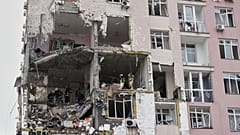 DATEI: Rettungskräfte arbeiten an einem Gebäude, das bei einem russischen Angriff in Kiew beschädigt wurde, 27. Dezember 2025