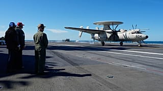 دونالد ترامپ به همراه همسرش در جریان مراسم دویست‌وپنجاهمین سالگرد نیروی دریایی ایالات متحده بر روی عرشه ناو هواپیمابر یو‌اس‌اس جرج اچ. دبلیو. بوش، روز یکشنبه ۵ اکتبر ۲۰۲۵ 