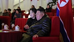 Der nordkoreanische Machthaber Kim Jong Un und seine Tochter sehen sich eine Neujahrsfeier in Pjöngjang an, 31. Dezember 2025