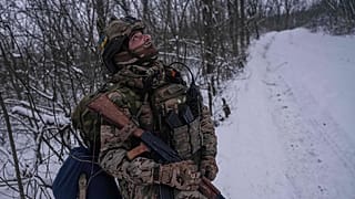 جندي أوكراني يبحث عن طائرات مسيّرة FPV على خط الجبهة قرب كوستيانتينيفكا في منطقة دونيتسك، 30 ديسمبر 2025.