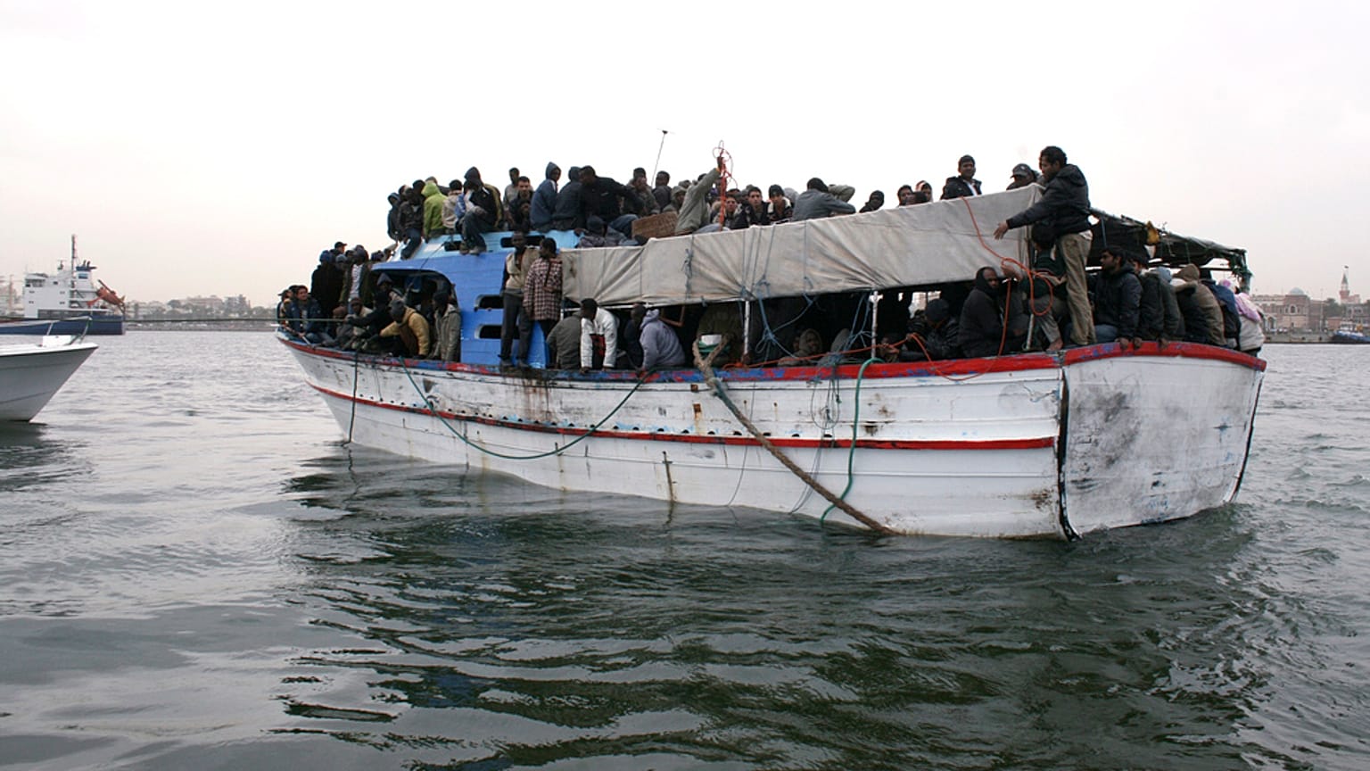 ناجون من المهاجرين على متن زورق إنقاذ مكتظ بالركاب