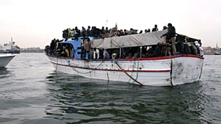 ناجون من المهاجرين على متن زورق إنقاذ مكتظ بالركاب