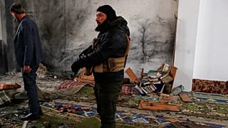 ضباط أمن سوريون يتفقدون موقع هجوم في اليوم السابق على مسجد الإما�� علي بن أبي طالب في حي وادي الذهب ذي الأغلبية العلوية في حمص, سوريا, السبت, ديسمبر. 27, 2025.