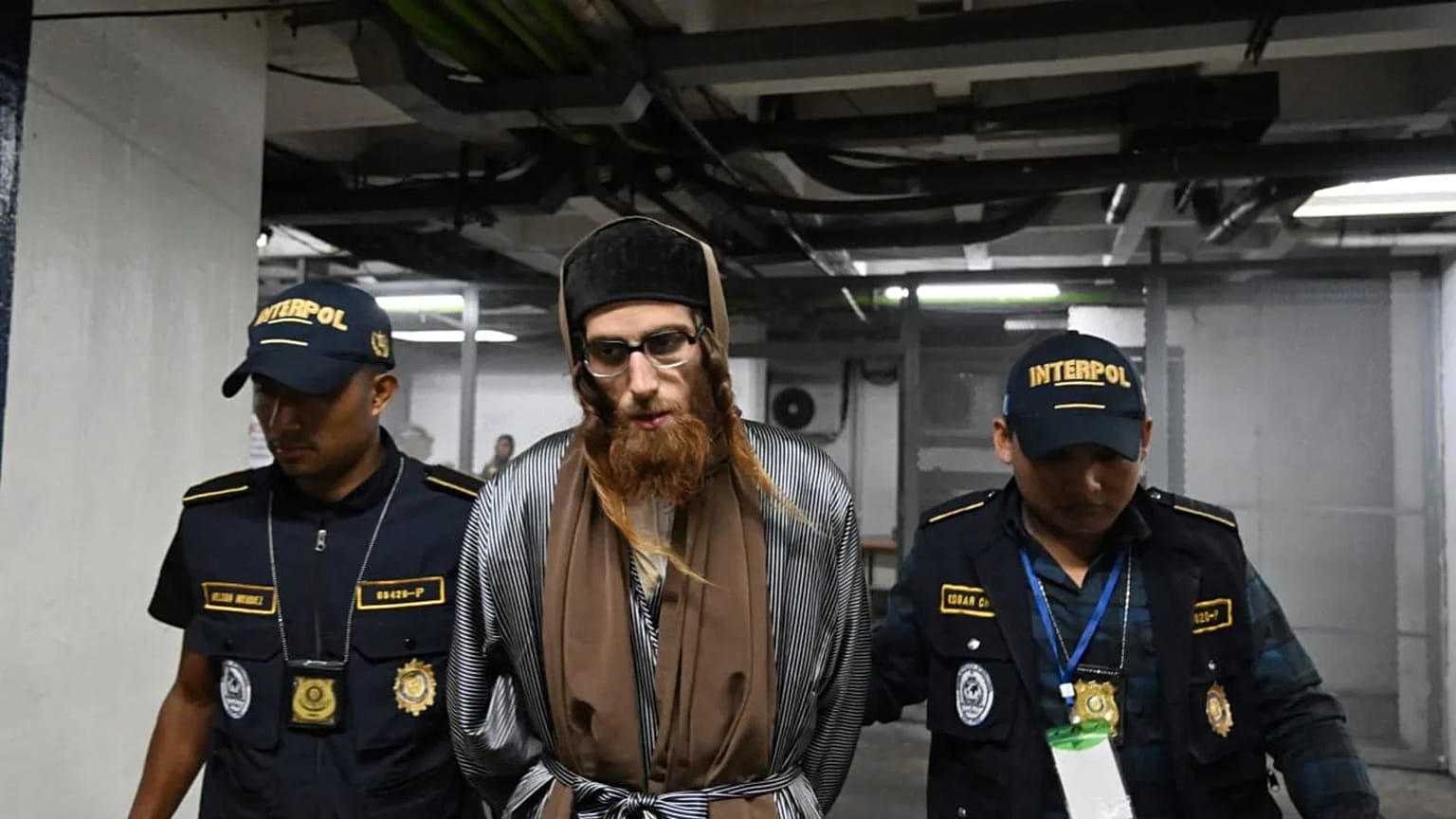 A szektavezető mexikói rendőrök kíséretében