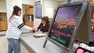 سيدة تشتري شاي مثلج 