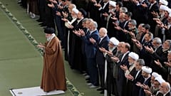 تصویری از علی خامنه‌ای و مقام‌های ارشد جمهوری اسلامی در حال خواندن نماز