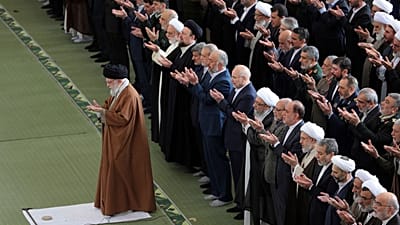 تصویری از علی خامنه‌ای و مقام‌های ارشد جمهوری اسلامی در حال خواندن نماز
