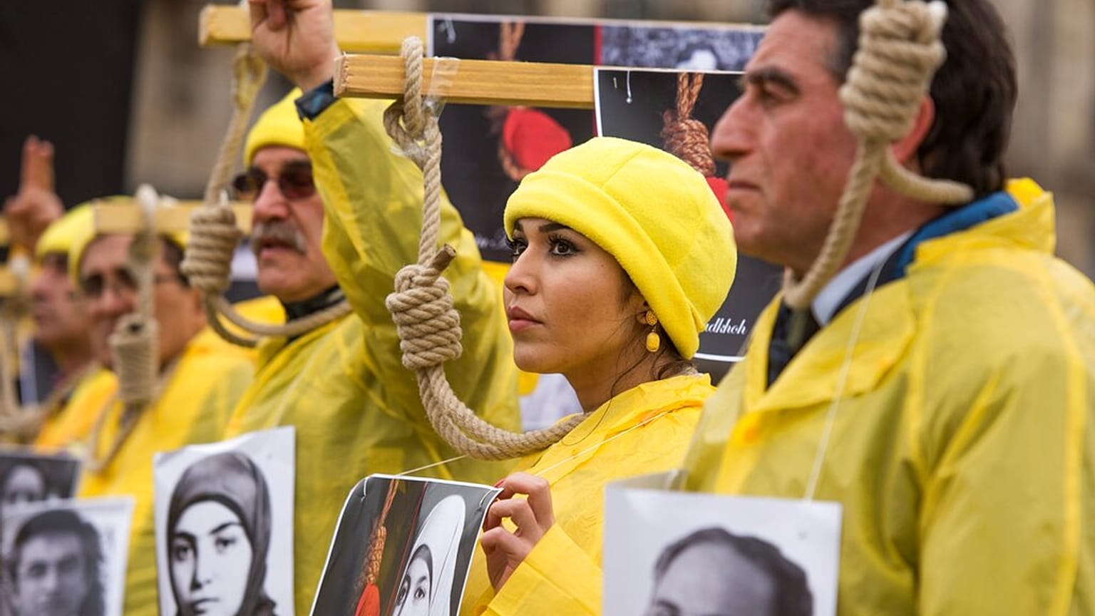 متظاهرون من المعارضة الإيرانية خلال مسيرة احتجاجا في فرنسا على عمليات الإعدام في إيران 