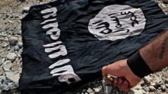 Ein Milizkämpfer verbrennt eine IS-Flagge an der Frontlinie im Westen von Raqqa, 17. Juli 2017