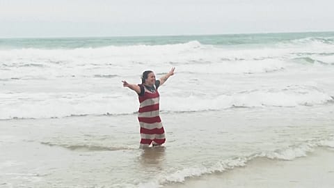 In Cascais, Portugal, steigt ein Schwimmer am Neujahrstag 2026 nach dem ersten Bad des Jahres aus dem Atlantik.