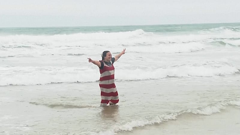 سبّاحون يتحدّون برد الشتاء في تقليد رأس السنة على شاطئ كاركافيلوس قرب لشبونة 