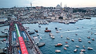 پرچم‌های فلسطین و ترکیه بر روی پل گالاتا در جریان تظاهرات طرفدار فلسطین در استانبول، ترکیه، پنجشنبه، ۱ ژانویه ۲۰۲۶. 