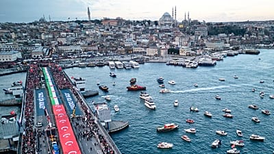پرچم‌های فلسطین و ترکیه بر روی پل گالاتا در جریان تظاهرات طرفدار فلسطین در استانبول، ترکیه، پنجشنبه، ۱ ژانویه ۲۰۲۶. 
