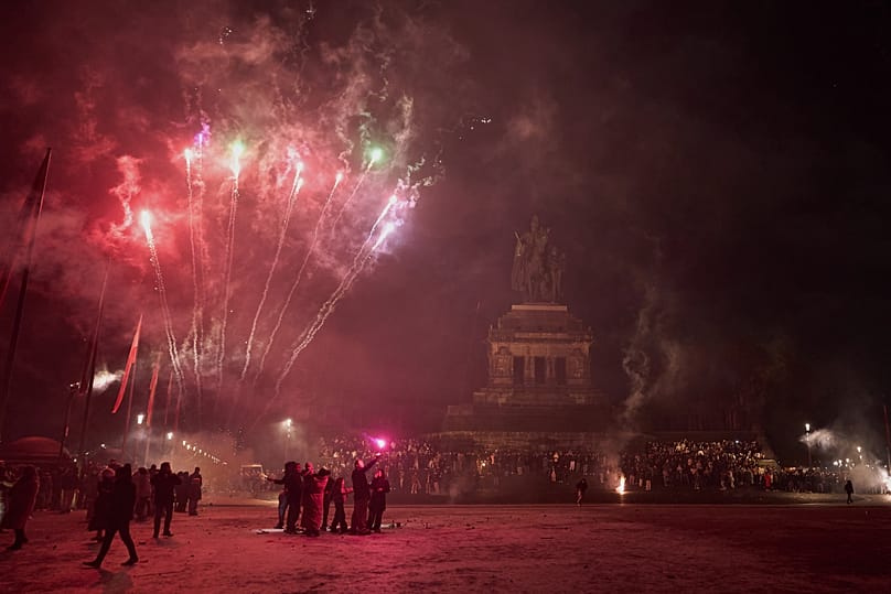 Besucher zünden Silvesterfeuerwerk am Reiterstandbild von Kaiser Wilhelm in Koblenz, 1. Januar 2026
