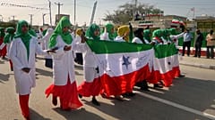 نساء يشاركن في موكب للاحتفال بالذكرى الخامسة والعشرين لإعلان الاستقلال في العاصمة هرجيسا، أرض الصومال.