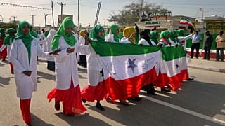 نساء يشاركن في موكب للاحتفال بالذكرى الخامسة والعشرين لإعلان الاستقلال في العاصمة هرجيسا، أرض الصومال.