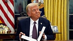 DATEI - Präsident Donald Trump unterzeichnet Durchführungsverordnungen im Oval Office des Weißen Hauses, 20. Januar 2025, in Washington