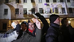 Άνθρωποι ποζάρουν κρατώντας χαρτονομίσματα ευρώ καθώς γιορτάζουν το νέο έτος και την υιοθέτηση του ευρώ από τη Βουλγαρία μπροστά από την Εθνική Τράπεζα της Βουλγαρίας στη Σόφια, 1 Ιανουαρίου 2026.