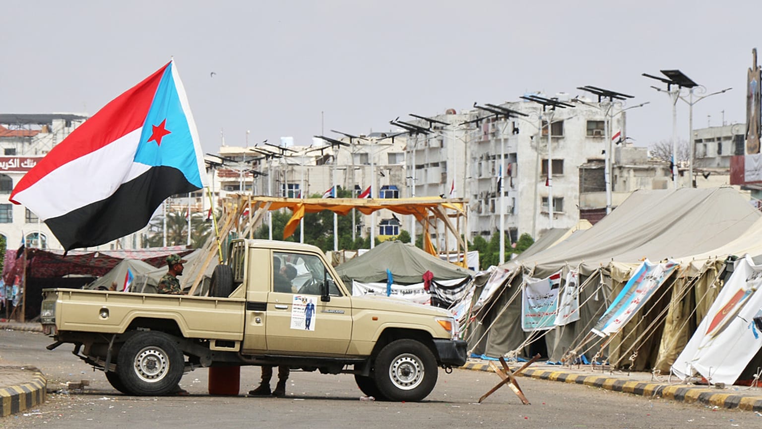 جنود من المجلس الانتقالي الجنوبي في جنوب اليمن يقفون في حالة تأهب عند نقطة تفتيش في عدن، اليمن، الأربعاء 31 ديسمبر 2025. 